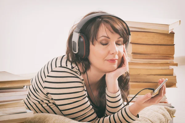 Женщина слушает аудиокнигу — стоковое фото