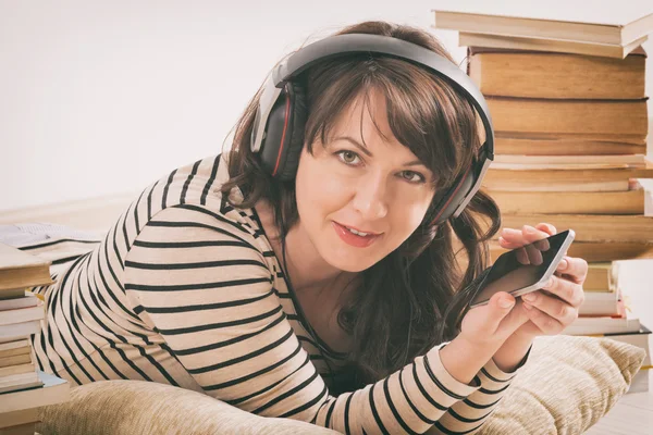 Vrouw een audiobook te luisteren — Stockfoto