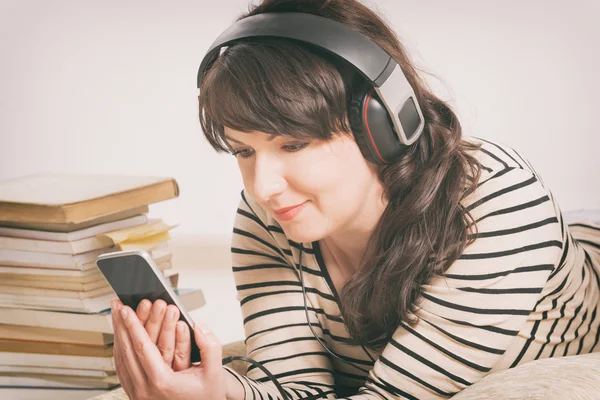 Vrouw een audiobook te luisteren — Stockfoto