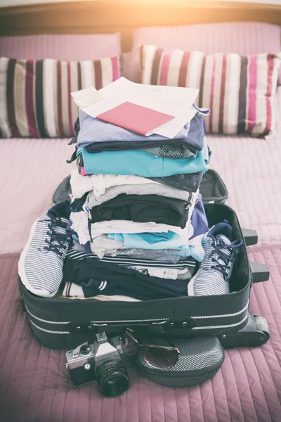 Багаж с одеждой и другими вещами — стоковое фото