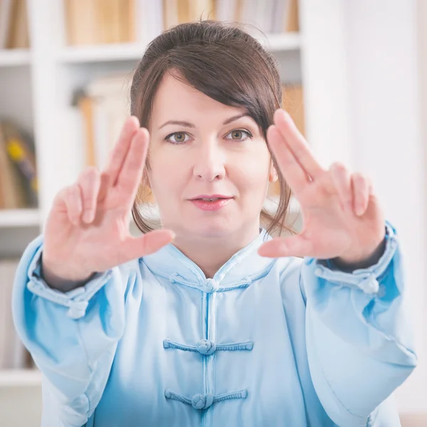 Donna che fa qi gong tai chi esercizio — Foto Stock