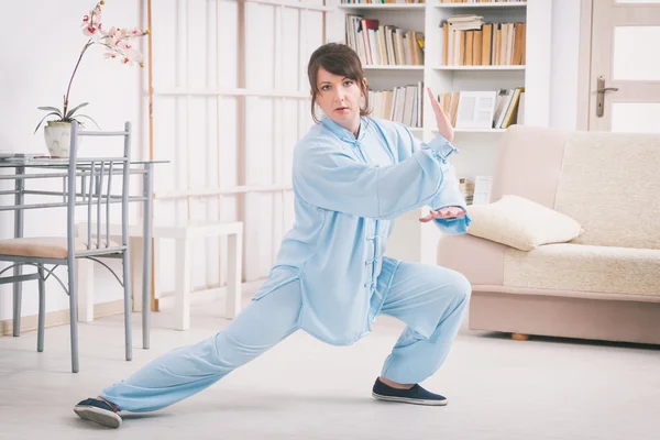 Donna che fa qi gong tai chi esercizio — Foto Stock