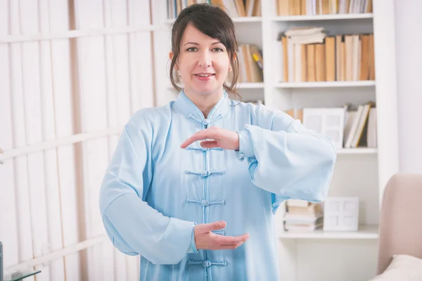 Mulher fazendo qi gong tai chi exercício — Fotografia de Stock