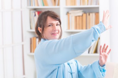Qi gong tai chi egzersiz yapıyor kadın