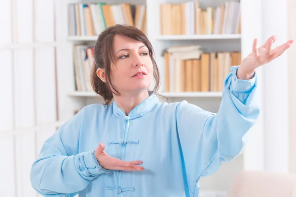 Woman doing qi gong tai chi exercise — Stock Photo, Image