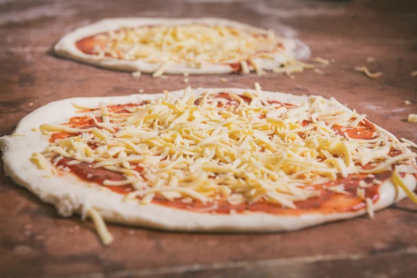 Frischer italienischer Pizzateig — Stockfoto