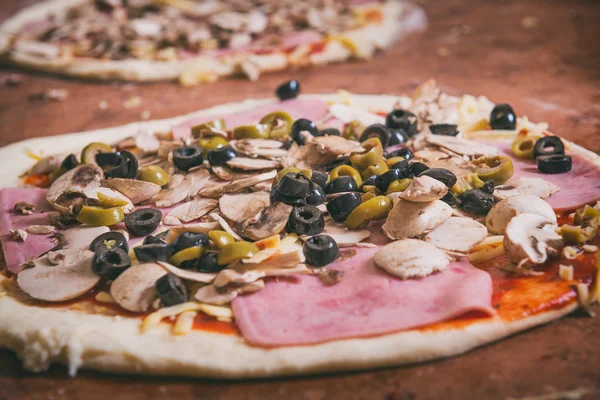 Свежее тесто итальянской пиццы — стоковое фото