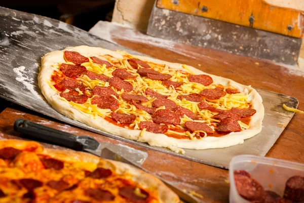 Färsk italiensk pizza — Stockfoto