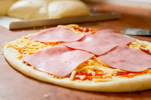 Färsk italiensk pizza — Stockfoto