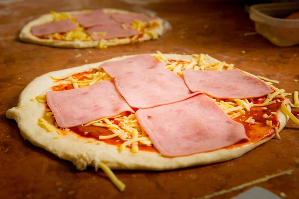 Frische italienische Pizza — Stockfoto