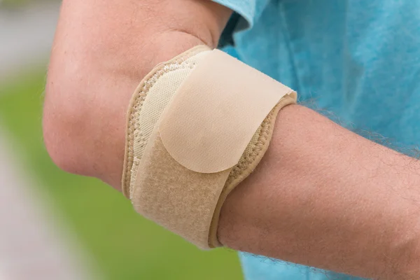 Man wearing elbow brace — Stock Photo, Image