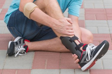 Ayak bileği kaşlı ayraç giyen adam