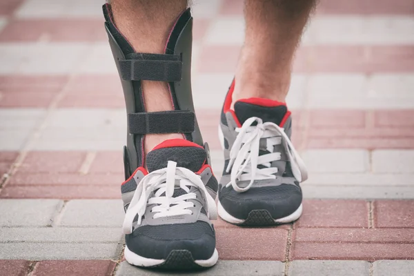 Homem usando tornozelo cinta — Fotografia de Stock
