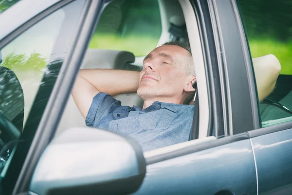 Homme dormant dans la voiture — Photo