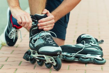 Adam silindir blading için hazırlanıyor,