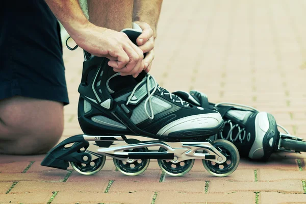 Hombre preparándose para patinar , — Foto de Stock