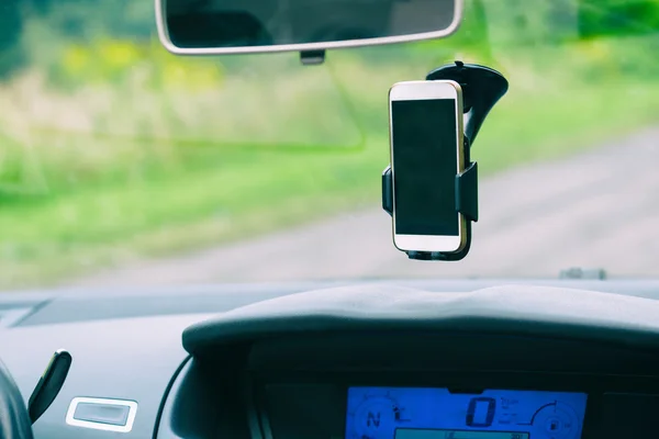 Teléfono inteligente en el soporte del coche — Foto de Stock