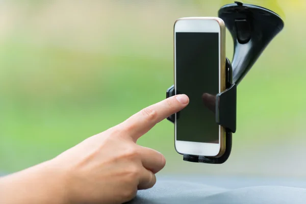 Pantalla táctil de mano en el teléfono inteligente —  Fotos de Stock