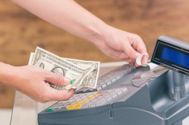 Kasiyer holdnig banknotlar