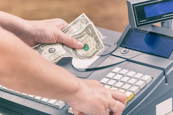 Kassiererin hält Geldscheine in der Hand — Stockfoto