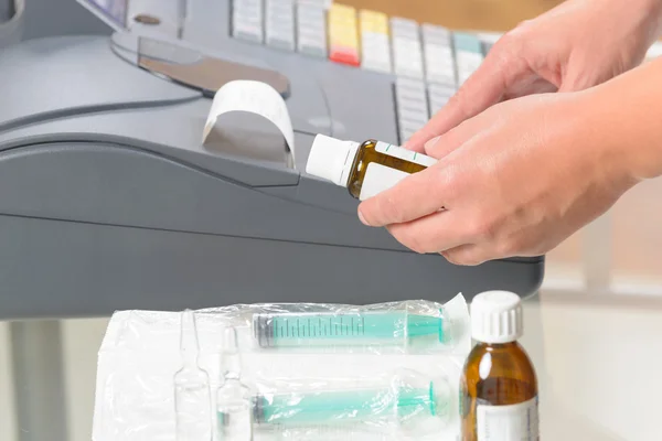 Pharmacien utilisant une caisse enregistreuse — Photo