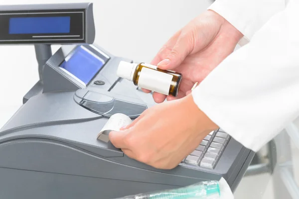 Pharmacist using cash register — Stock Photo, Image