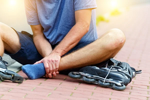 Injured skater with painful leg — Stock Photo, Image