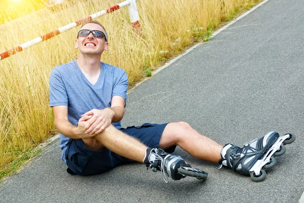 Verletzter Skater mit schmerzhaftem Bein — Stockfoto