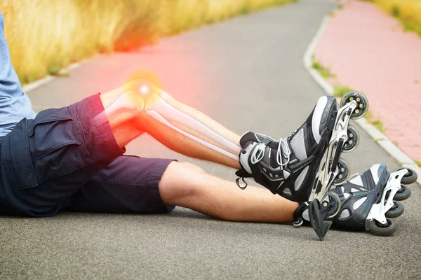 Раненый фигурист с болезненной ногой — стоковое фото