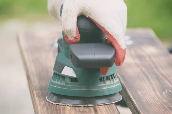 Hout Schuren Met Schuurmachine Buiten — Stockfoto