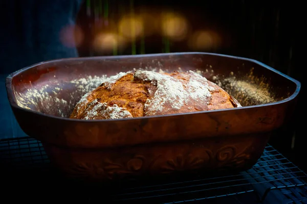 Traditionelles Weizen Und Roggenbrot Das Hause Einem Tontopf Gebacken Wird — Stockfoto