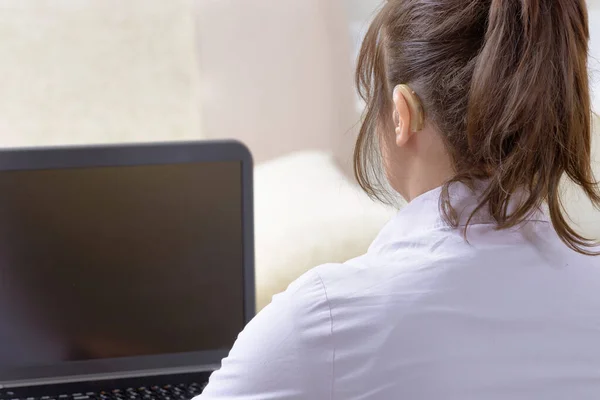 Mulher Deficiente Auditiva Trabalhando Com Laptop Casa Escritório — Fotografia de Stock