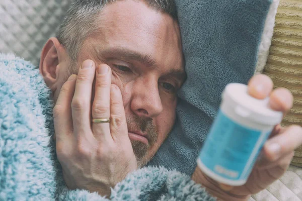 Dojrzały Mężczyzna Cierpiący Depresję Leży Smutno Pokryty Kocem Łóżku Trzyma — Zdjęcie stockowe