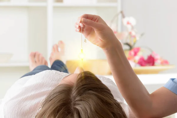 Terapeuta Medicina Alternativa Usando Pêndulo Para Fazer Diagnóstico — Fotografia de Stock