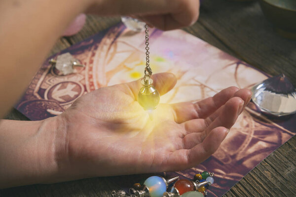 Palm reading, characterization and foretelling the future through the study of the palm with pendulum