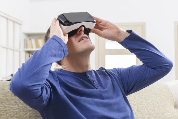 Hombre Usando Auriculares Realidad Virtual Casa —  Fotos de Stock