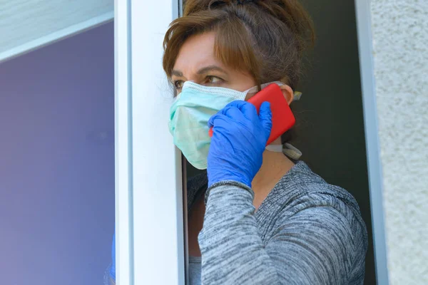 Женщина Защитной Маске Выглядывает Окно Своего Дома Эпидемии Коронного Вируса Стоковая Картинка