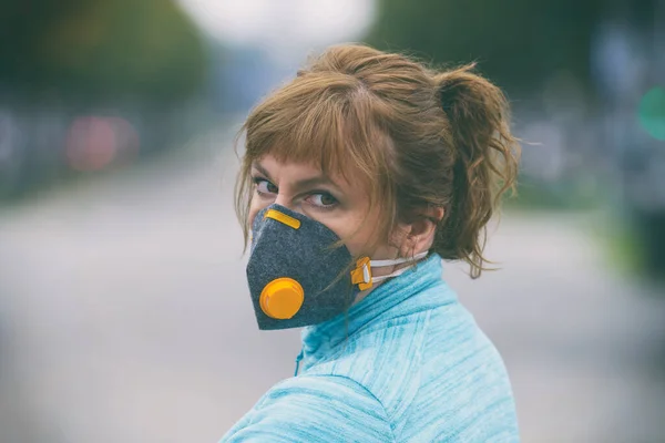 Femme Portant Véritable Masque Pollution Smog Virus Smog Dense Dans — Photo