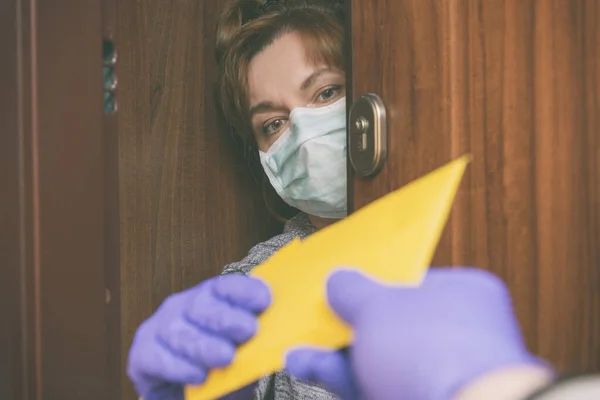 Женщина Защитной Маске Перчатках Открывает Дверь Получает Письмо Почте Эпидемия — стоковое фото