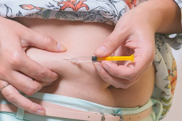 Kobieta Wykonuje Wstrzyknięcie Insuliny Lub Heparyny Brzuch Domu — Zdjęcie stockowe