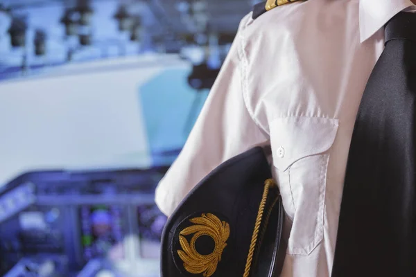 民間航空機のコックピットで飛行機のパイロットの帽子の閉鎖 — ストック写真