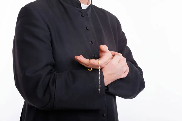 Ruce Katolického Kněze Drží Růženec — Stock fotografie