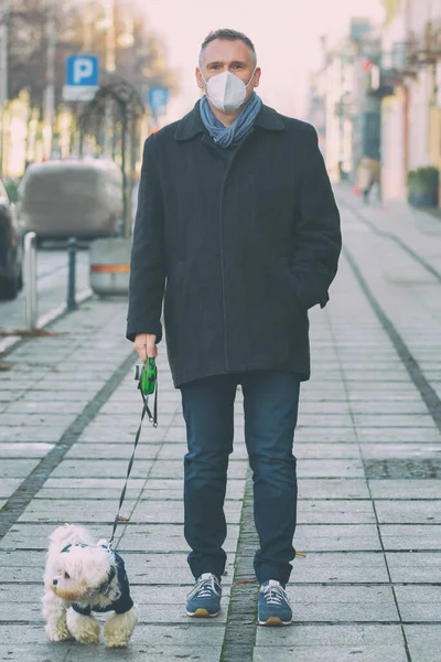 Мужчина Прогулке Маленькой Мальтийской Собачкой Городской Улице — стоковое фото