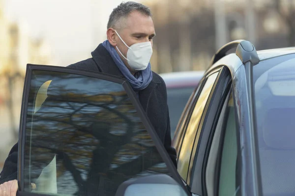 Reifer Mann Mit Gesichtsmaske Steigt Während Der Covid Pandemie Ein — Stockfoto