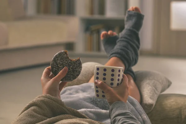 Жінка Солодким Імбирним Печивом Ногами Лежить Подушці Затишній Кімнаті — стокове фото