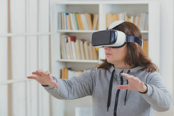 Mulher Usando Headset Realidade Virtual Casa — Fotografia de Stock