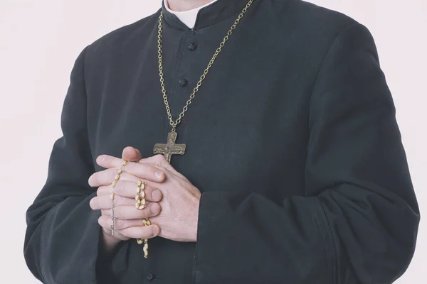 Katolik Rahibin Elleri Tespihi Tutuyor — Stok fotoğraf