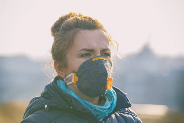 Žena Skutečném Znečištění Smog Viry Čelí Masce Hustý Smog Vzduchu — Stock fotografie