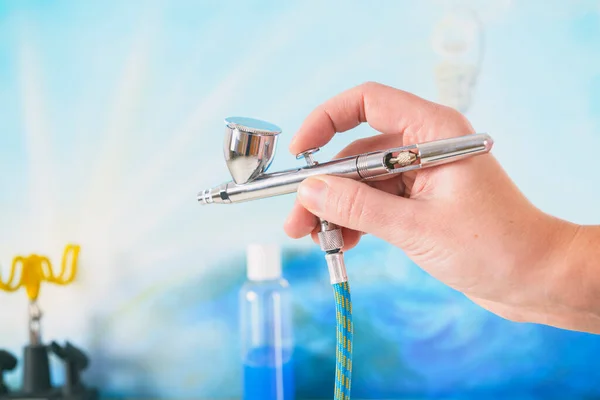 Hand Houden Van Een Professionele Airbrush Schilderen — Stockfoto