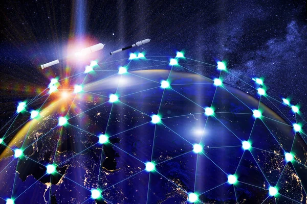 一个由环绕地球的有联系的卫星组成的网络 全球卫星互联网服务概念 — 图库照片